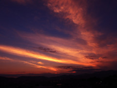 富士山かすむ夕焼け