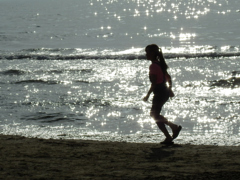 渚を駆ける少女