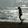 渚を駆ける少女