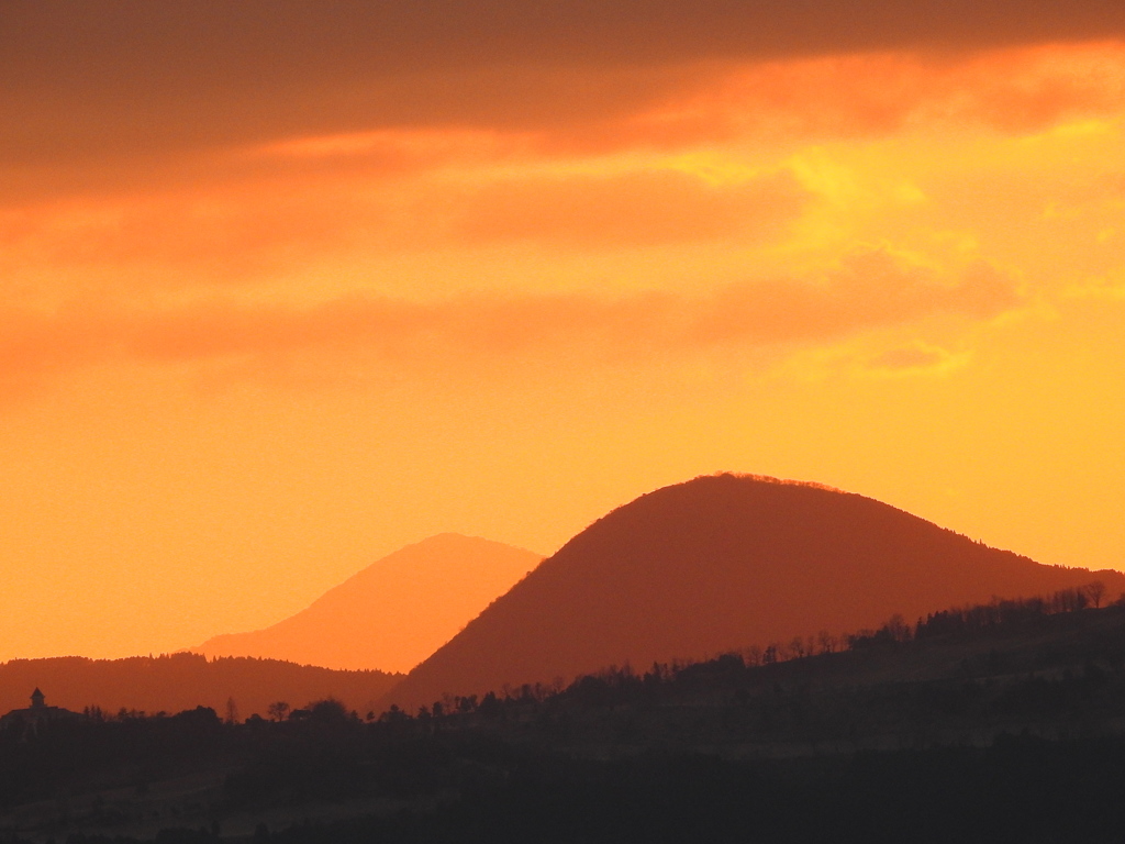 夕焼けに霞む山々