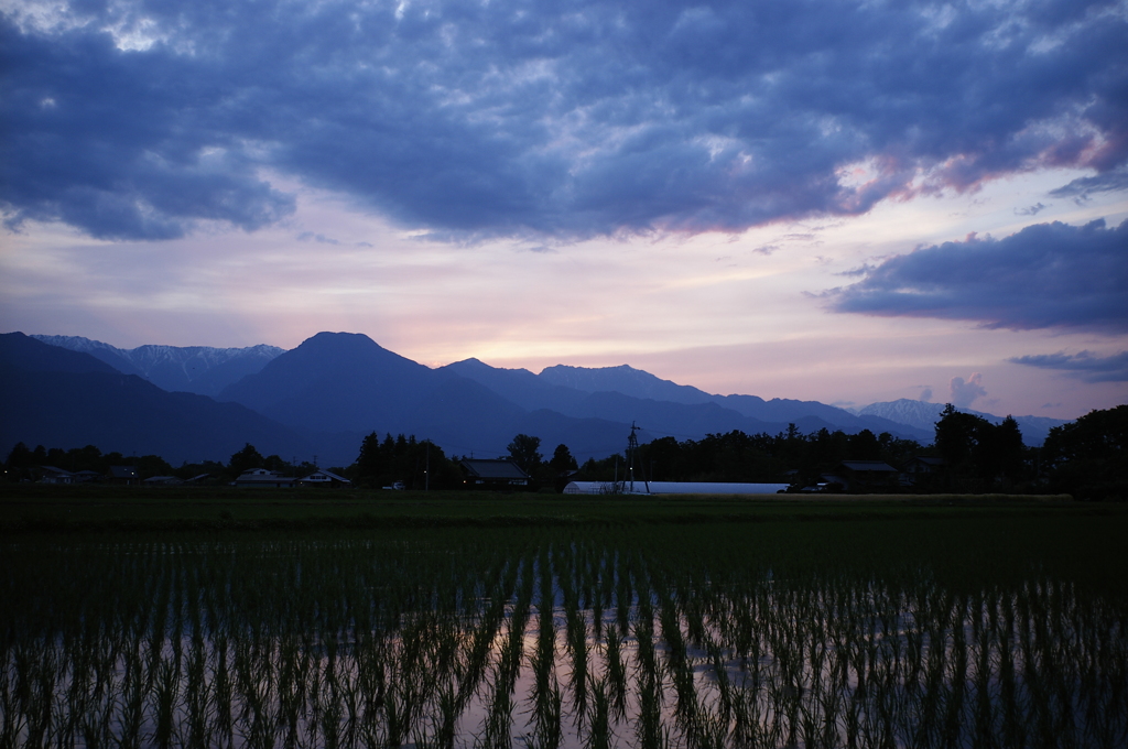 夕暮れの安曇野の景色