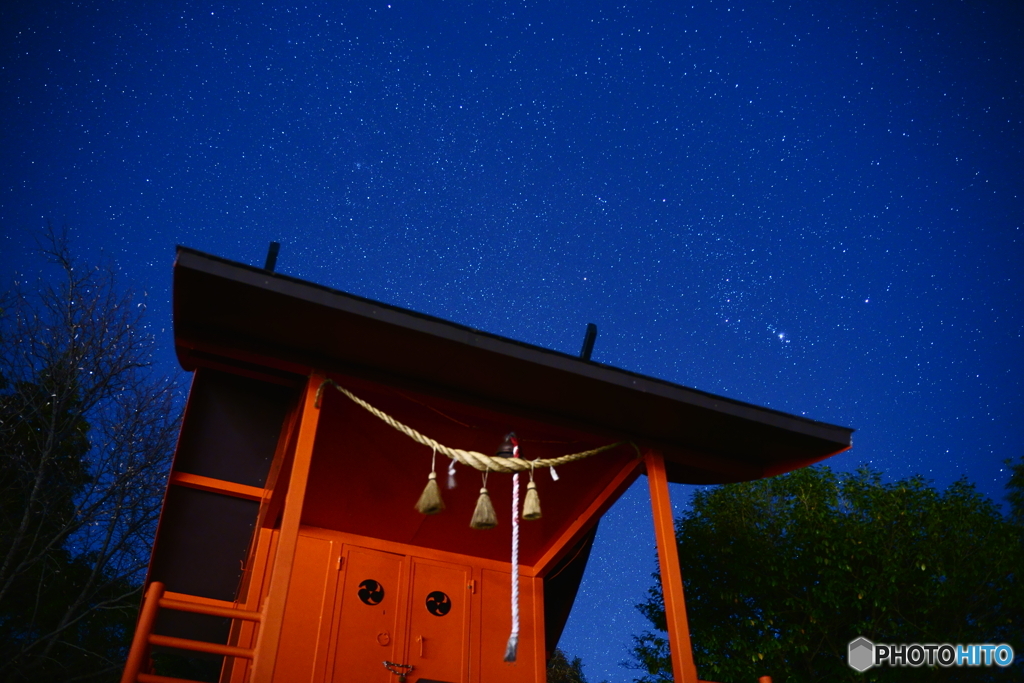 神社と星空