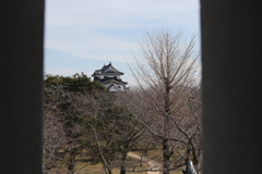 彦根城三重櫓の窓から天守を望む