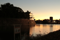 夕焼けに照らされる名古屋城西北隅櫓
