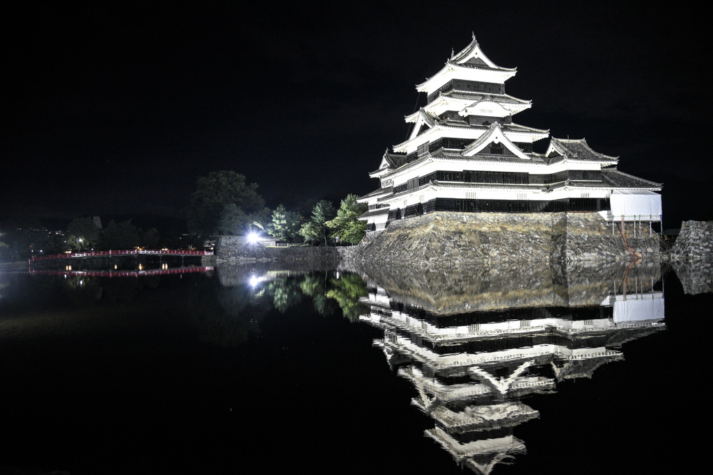 闇夜に浮かぶ松本城