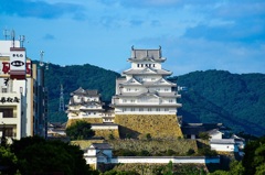 青い空 緑の山 白い城