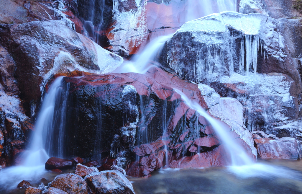 凍る紅い岩の滝