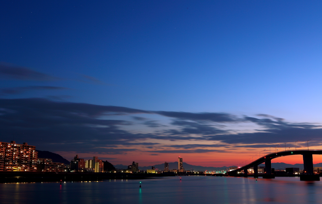 寒い朝の大橋