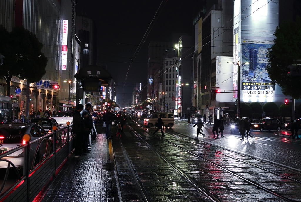 雨上がりの電停にて