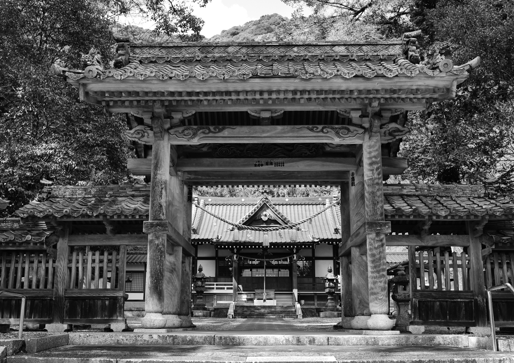 神社にて