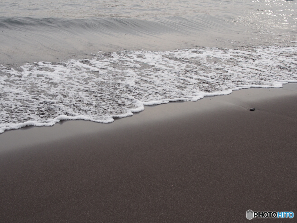 岩港の、波とたわむる。