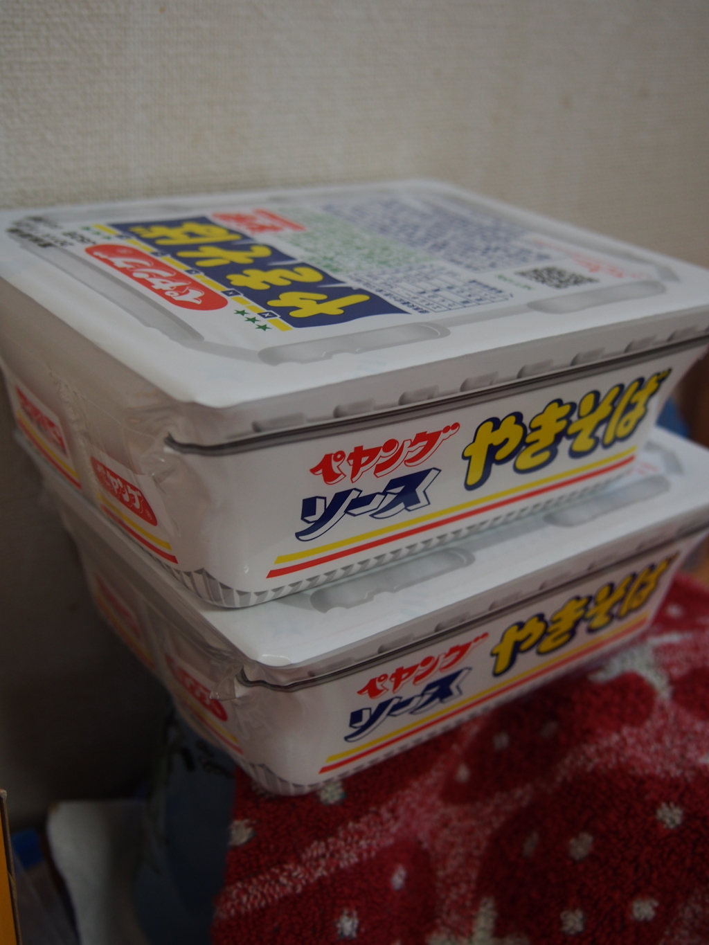 新しいペヤングも、食卓に並ぶ。