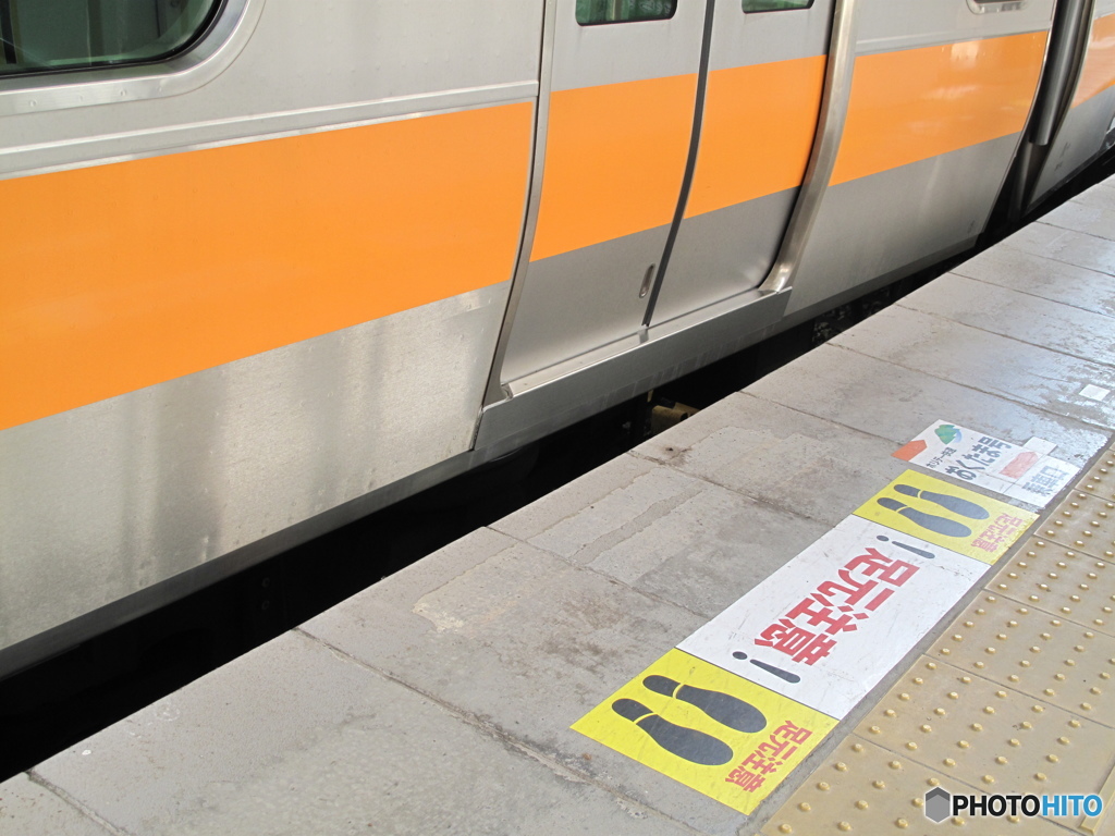 ホームと電車が広く開いております。。