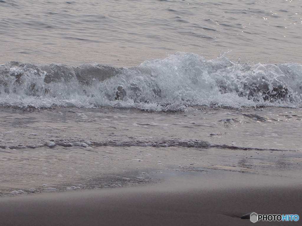 岩港の、波とたわむる。