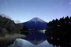 富士映り 星ながるる