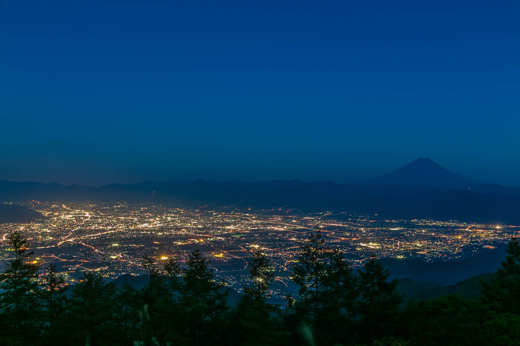 盆地の夜景と富士