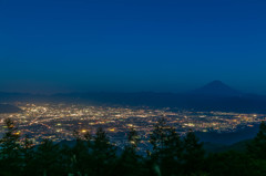 盆地の夜景と富士