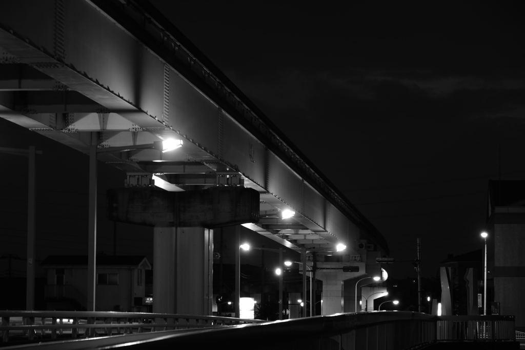 夜明け前の陸橋下