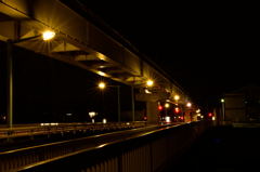 夜明け前の陸橋下で2