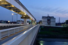 夜明け前の陸橋下で