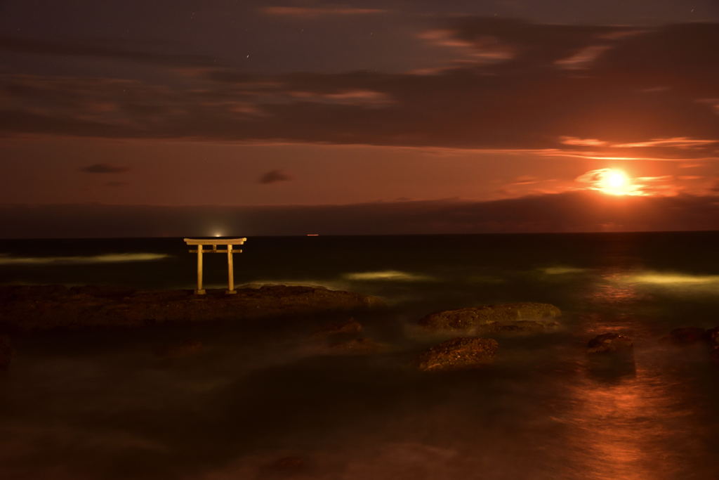 神磯と月光