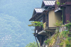 0127-山間の家