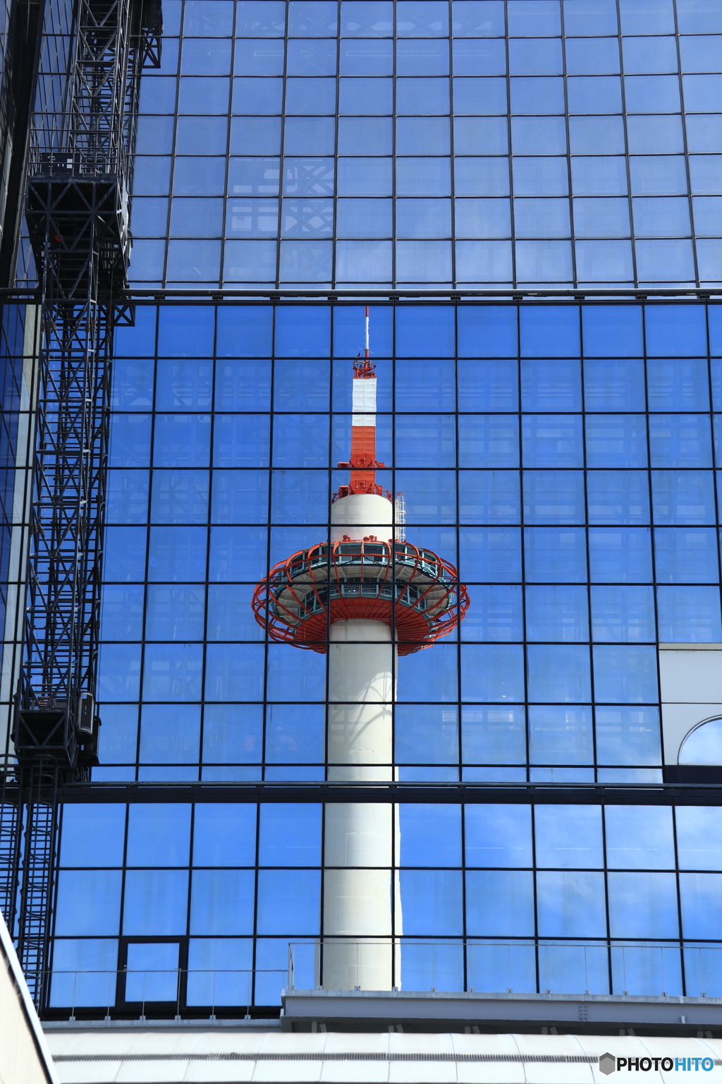 ビルに映る青空と京都タワー