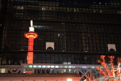 京都駅ビルに映る赤い京都タワー