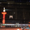 京都駅ビルに映る赤い京都タワー