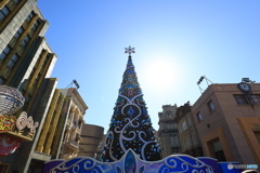 青空にのびるクリスマスツリー