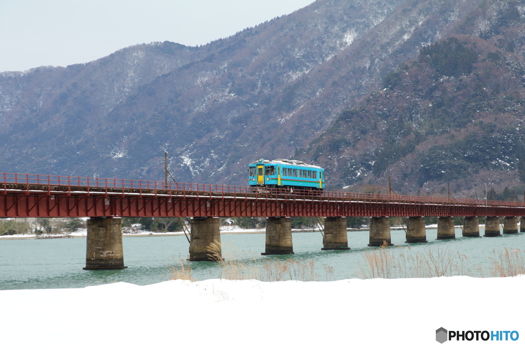 雪景色の由良川橋梁