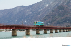 雪景色の由良川橋梁