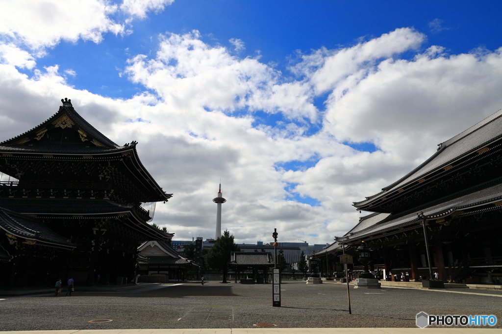 東本願寺と青空と京都タワー