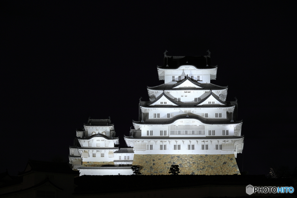 暗闇に浮かびあがる姫路城