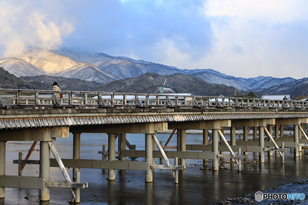 薄っすら雪山と渡月橋