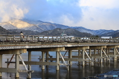 薄っすら雪山と渡月橋