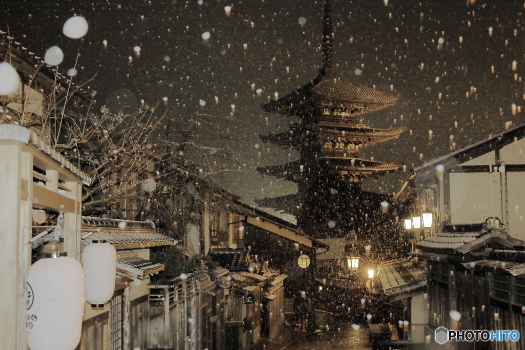 降り注ぐ雪 八坂の塔