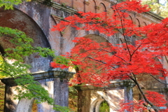 水路閣と紅葉