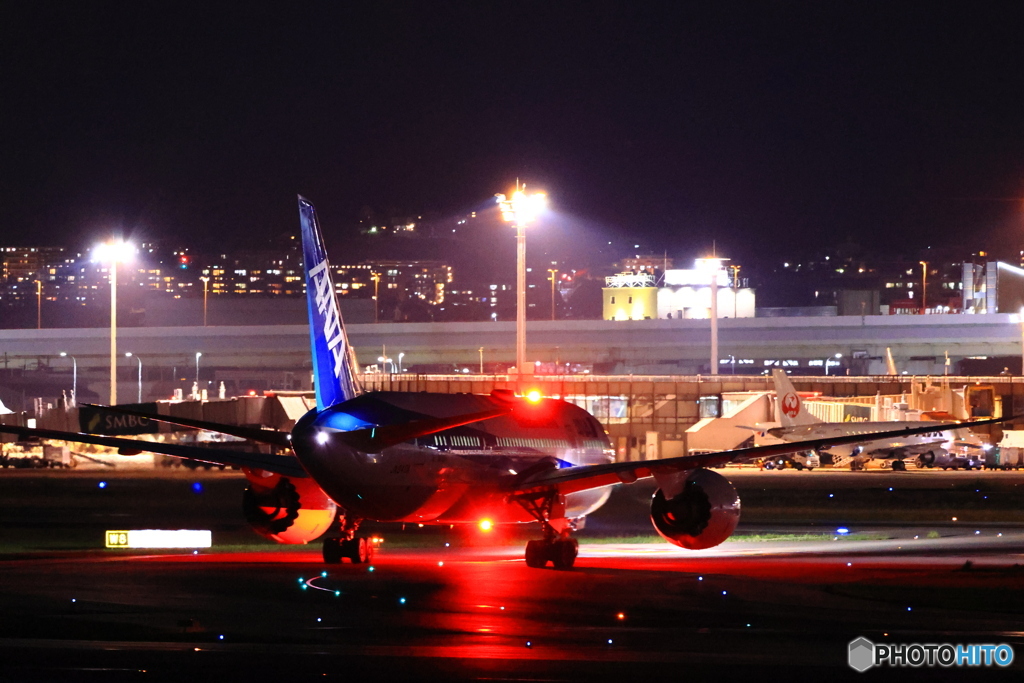 赤く光るANA機