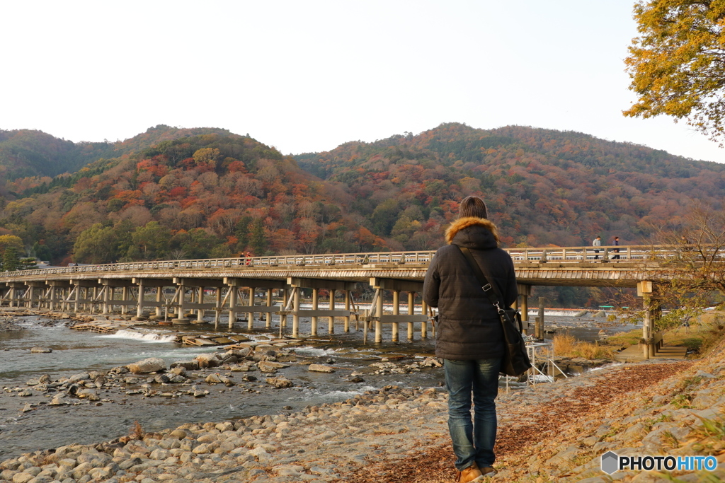 渡月橋と紅葉を眺める