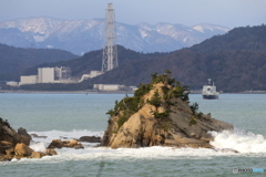 遠くに見える雪山と日本海