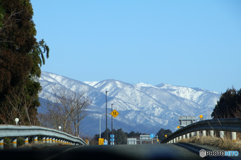 車窓から見た雪山