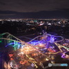 光の遊園地と夜景を見る