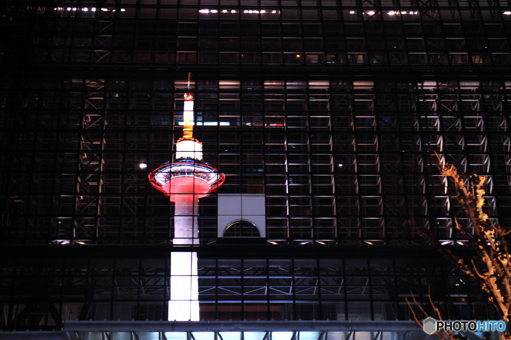 京都駅ビルに輝く京都タワー
