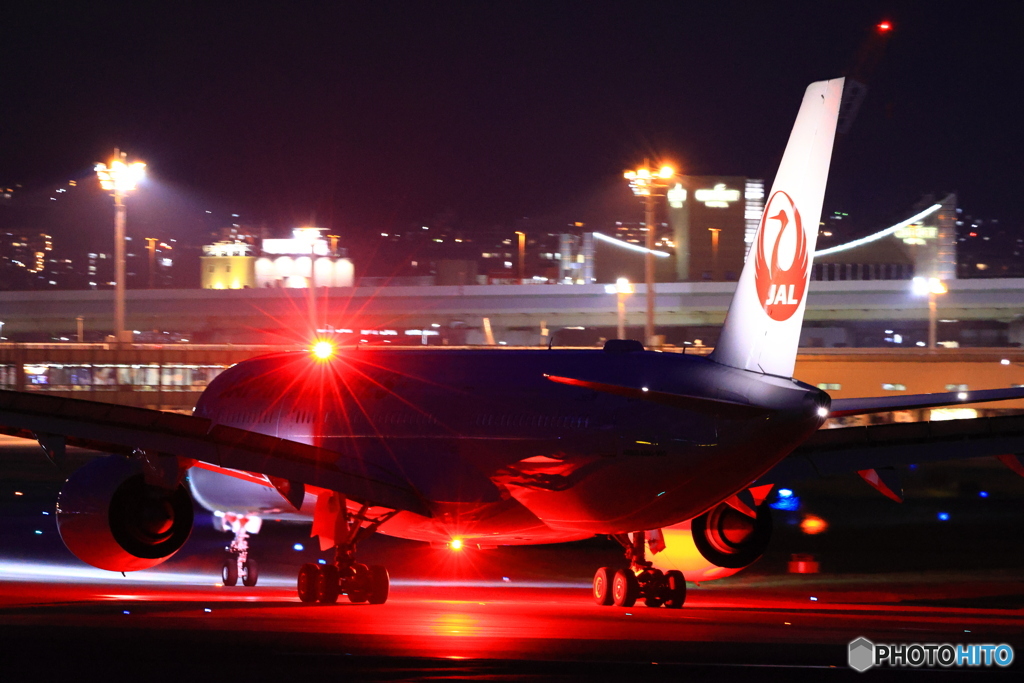赤く光るJAL機