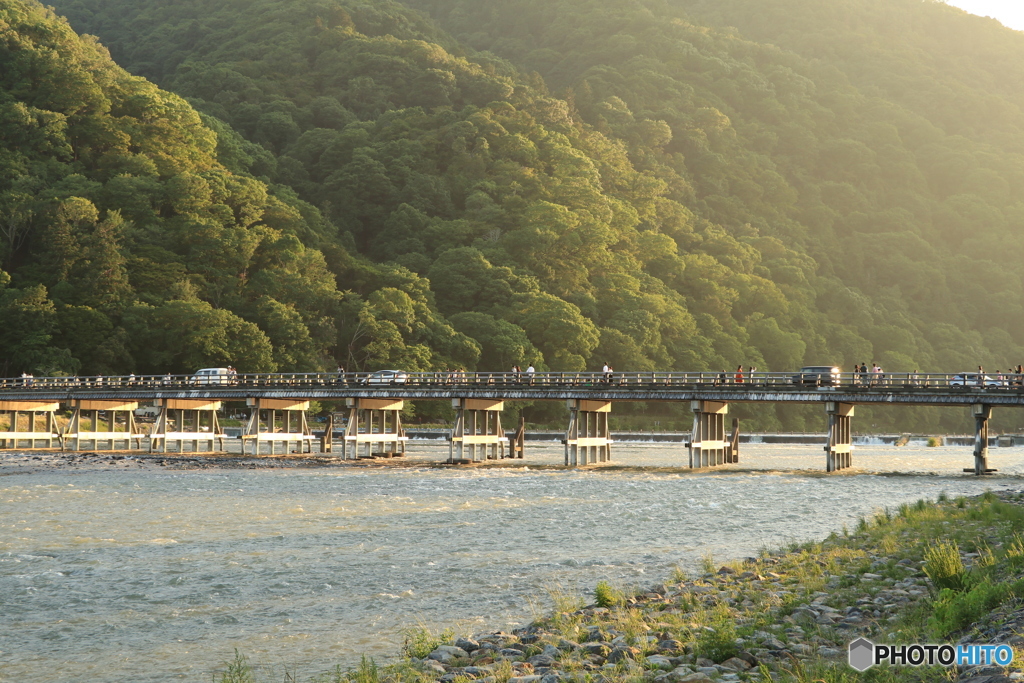 夕陽さす渡月橋