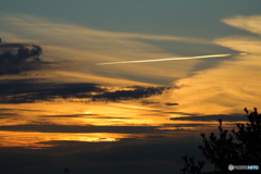 夕焼け空とひこうき雲