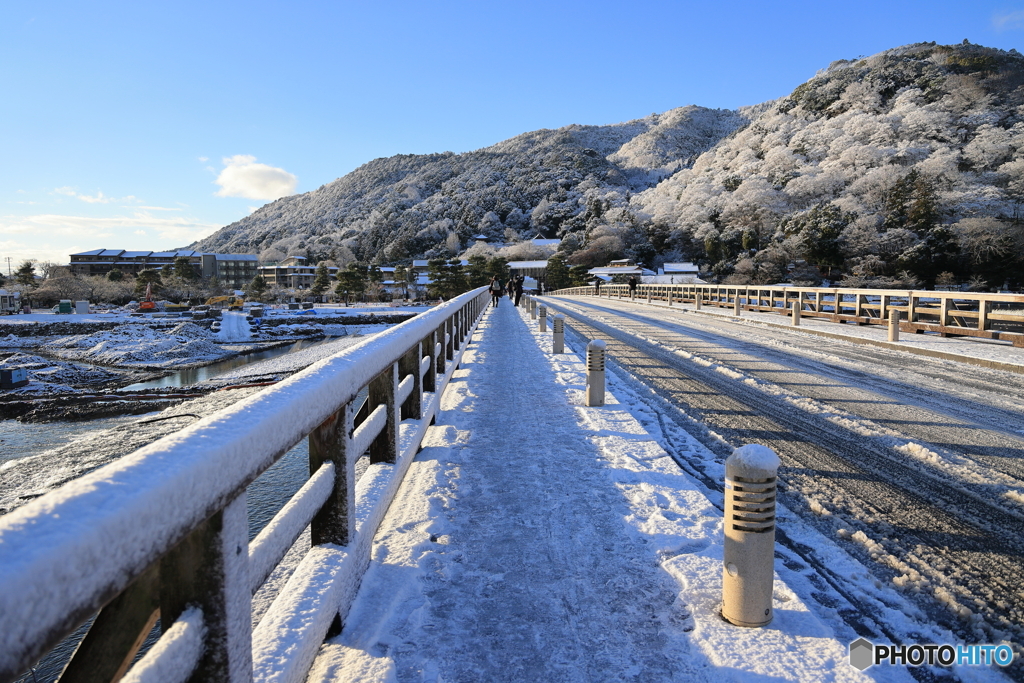 雪の渡月橋上