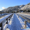 雪の渡月橋上