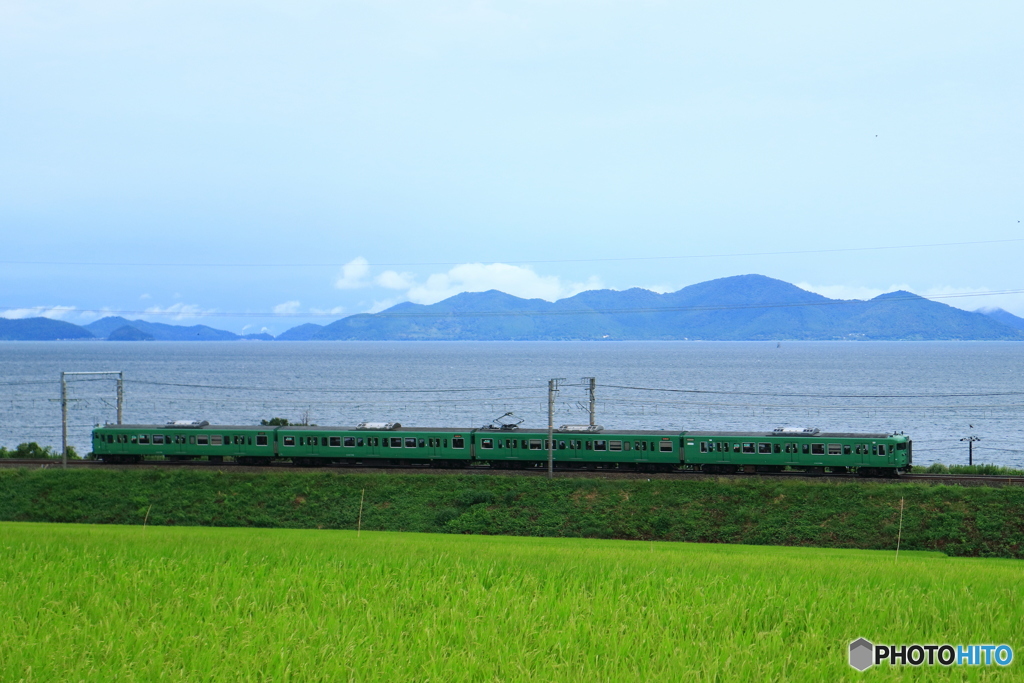 琵琶湖と普通列車